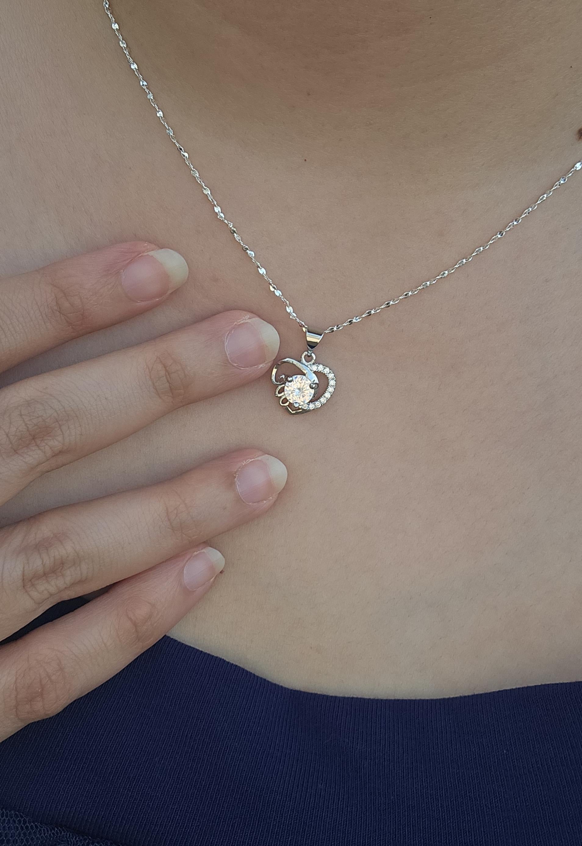 Perfect Gift love heart necklace worn on neck with sparkling pendant Hadiah Terbaik Untuk Isteriku